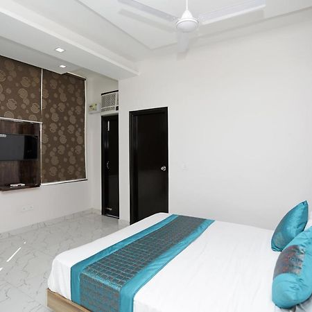 Oyo 12673 The Diplomat Inn Delhi  Extérieur photo