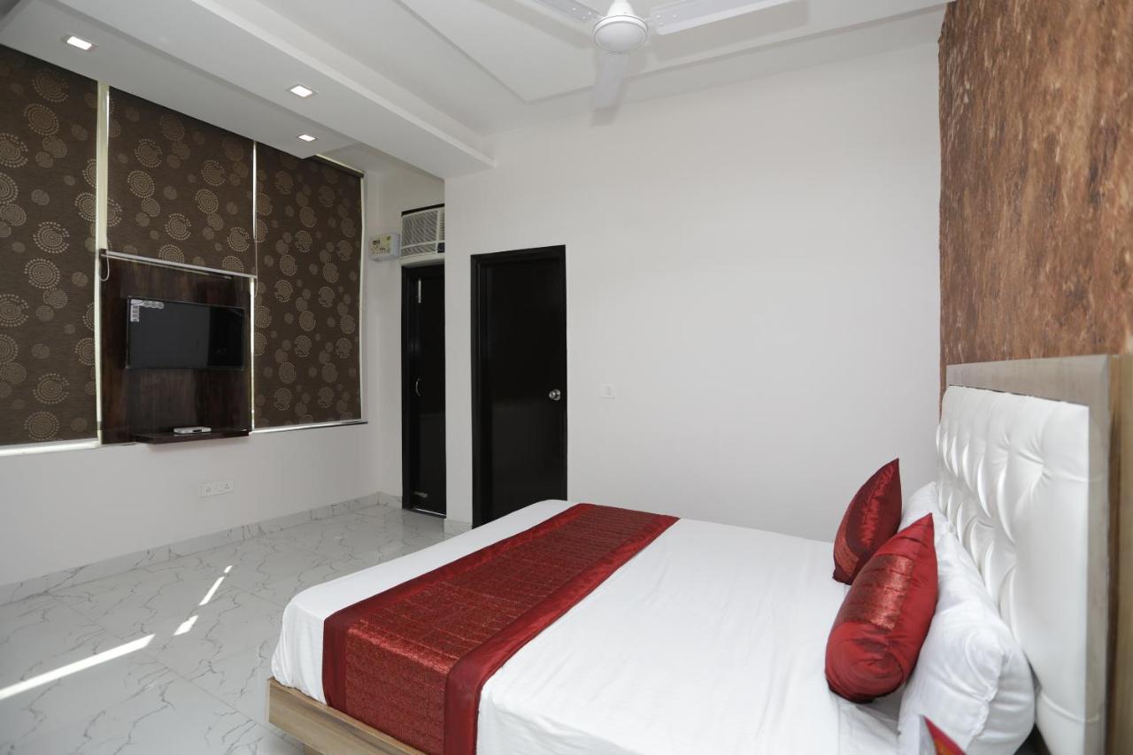 Oyo 12673 The Diplomat Inn Delhi  Extérieur photo