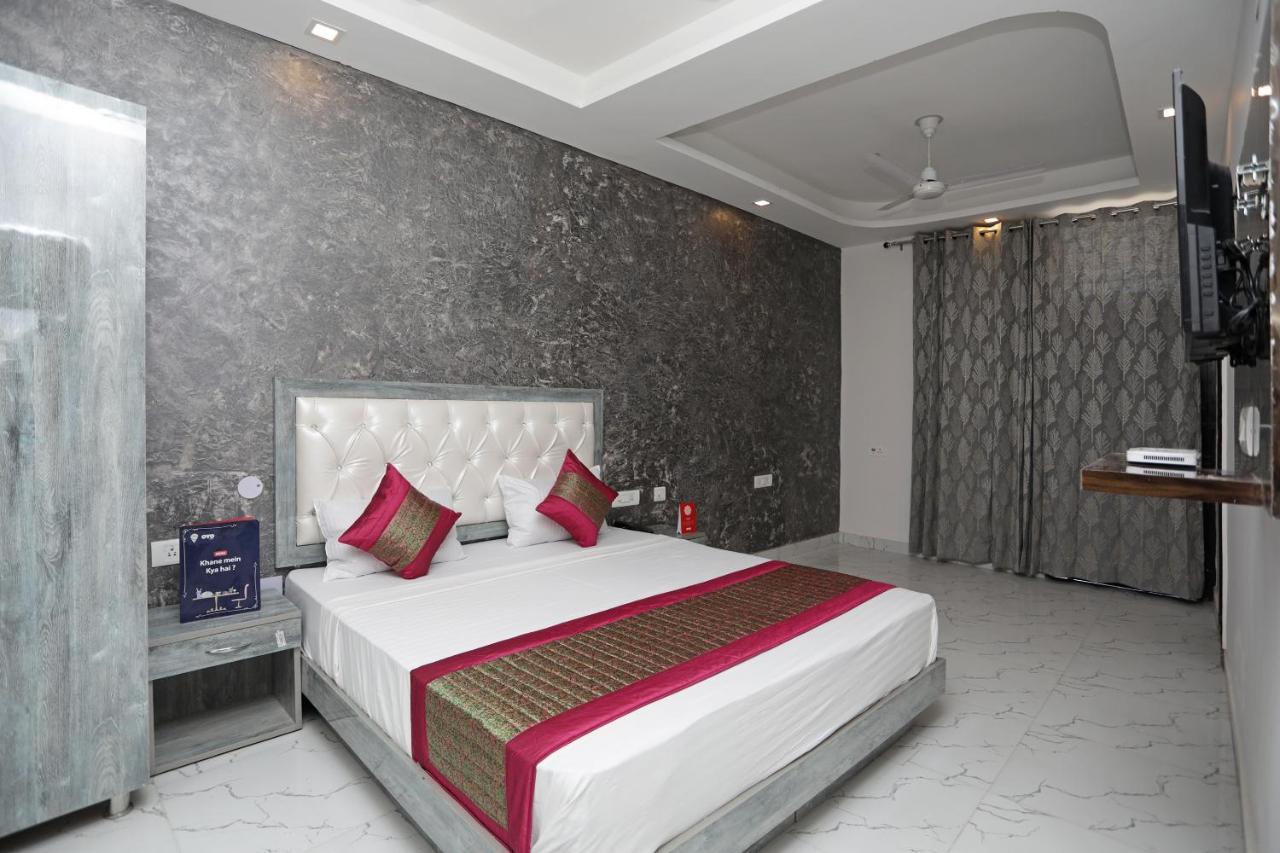 Oyo 12673 The Diplomat Inn Delhi  Extérieur photo