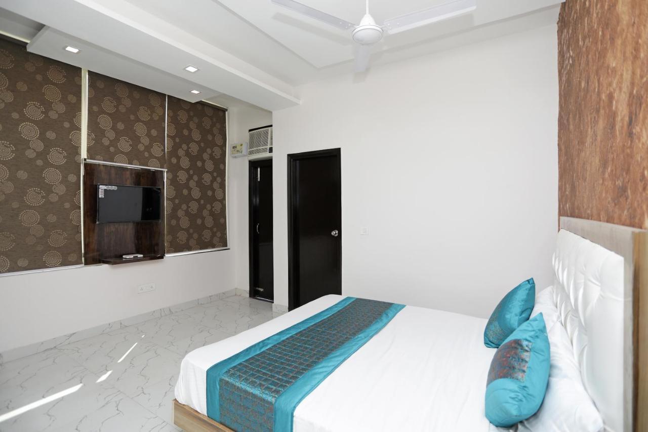 Oyo 12673 The Diplomat Inn Delhi  Extérieur photo