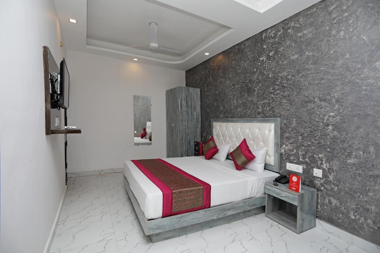 Oyo 12673 The Diplomat Inn Delhi  Extérieur photo