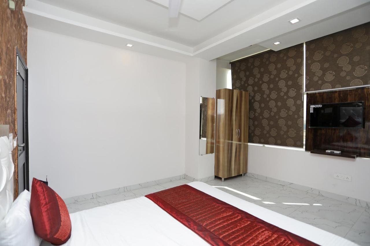 Oyo 12673 The Diplomat Inn Delhi  Extérieur photo