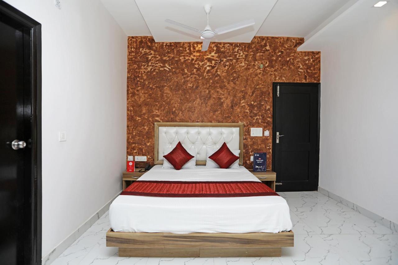 Oyo 12673 The Diplomat Inn Delhi  Extérieur photo